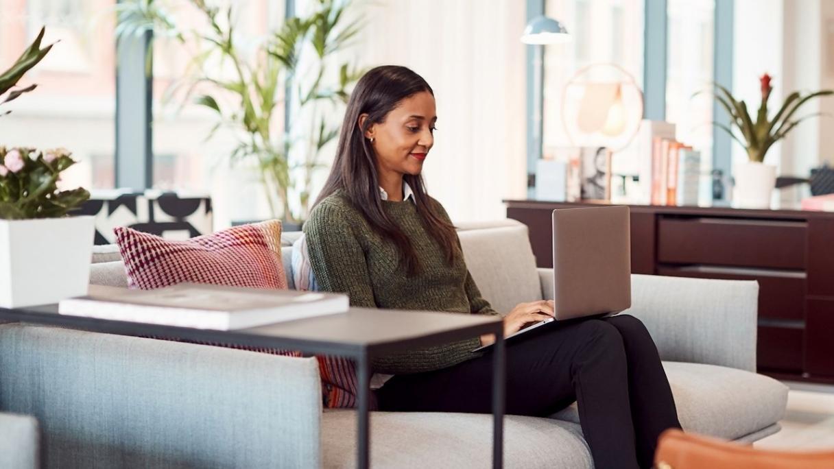 Рабочее место трейдера с несколькими мониторами и графиками технического анализа