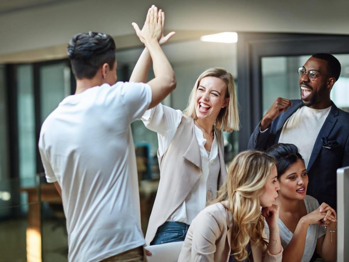 Рабочая станция трейдера с несколькими мониторами и графиками технического анализа